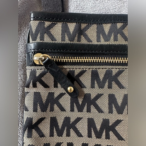 Michael kors canvas sling bag in navy blue - Picture 3 of 4